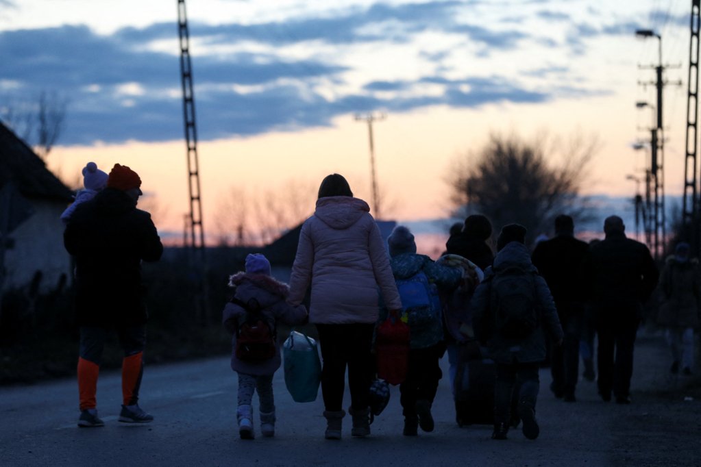 أوكرانيون يصلون إلى المجر بعد فرارهم