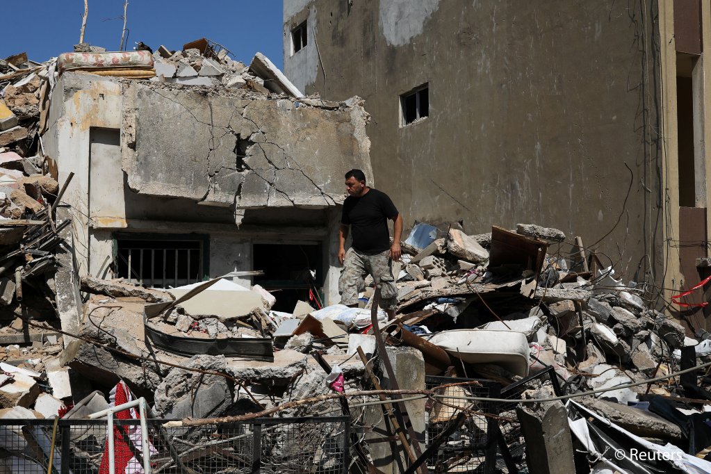اللاجئ السوري أحمد سطايفي يسير بين أنقاض منزل قُتلت زوجته وابنتيه إثر انفجار هائل في بيروت ، لبنان ، 11 آب / أغسطس 2020
