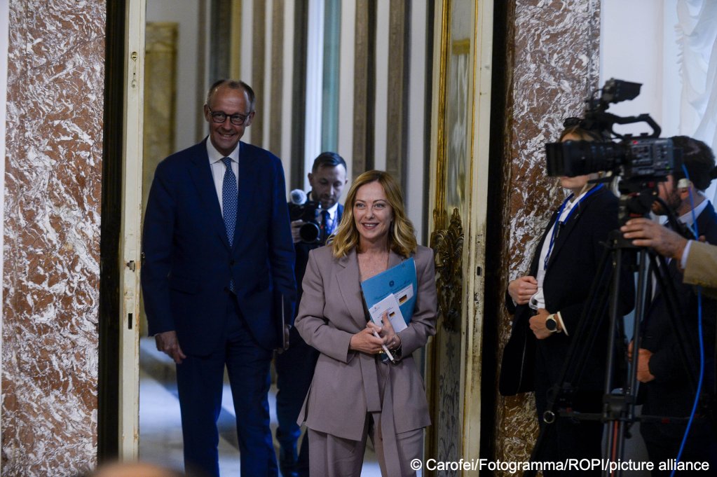 Il 17 maggio, il leader tedesco Friedrich Merz (a sinistra) e la leader italiana Giorgia Meloni (al centro) hanno sottolineato quanto siano uniti i loro Paesi, tra cui la politica migratoria | Foto: Carofei / Fotogramma / ROPI / picture alliance