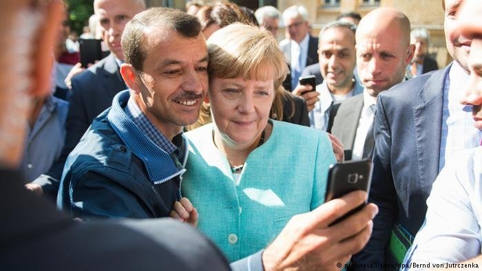 L’accueil réservé par Angela Merkel aux migrants en 2015 a fortement divisé la société allemande. Crédit : Picture alliance