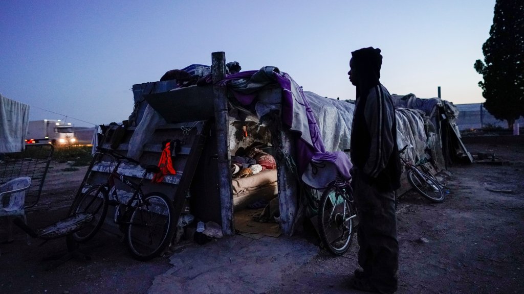 An African migrant worker in Nijar, southern Spain, 29 April 2020 | Photo: Reuters/J. Medina 