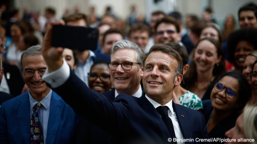 Britain's Prime Minister Keir Starmer and French President Emmanuel Macron take a selfie together in London on July 9, 2025| Photo: Benjamin Cremel/AP/picture alliance