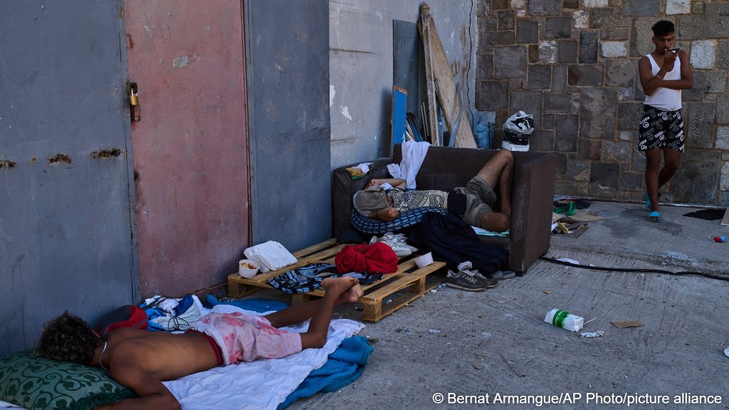 Migrants who crossed from Morocco into Spain sleep in a warehouse area near the Spain- Morocco border in the Spanish enclave of Ceuta, Monday, August 3, 2026 | Photo: Bernat Armangue / AP Photo