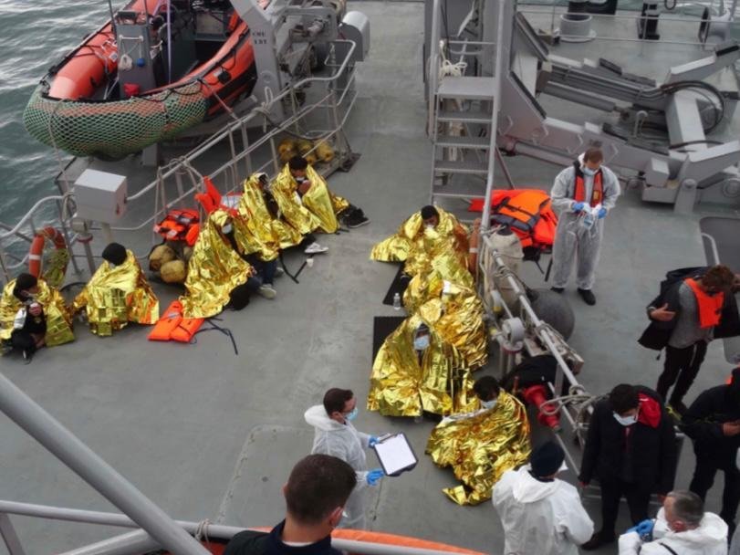 نیروهای نجات در حال کمک به مهاجران نجات داده شده
عکس: پرفکتور شمال و دریای مانش فرانسه