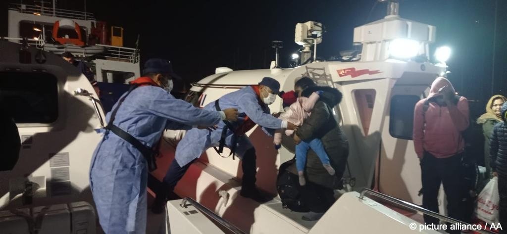 199 people were rescued from rubber boats by the Turkish coast guard, according to a coast guard handout made available to Anadolu Agency | Source: Turkish coast guard handout / picture alliance / AA, November 14, 2022