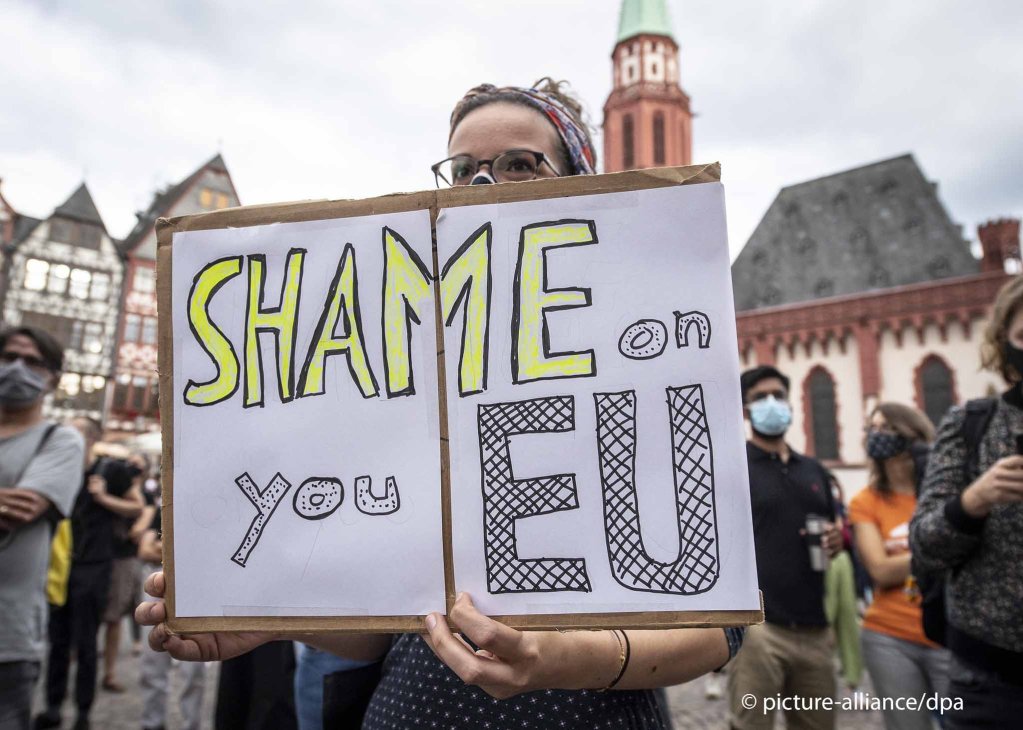 احتجاج يطالب دول الاتحاد الأوروبي باستقبال لاجئين من ليسبوس في فرانكفورت بألمانيا في 9 سبتمبر 2020