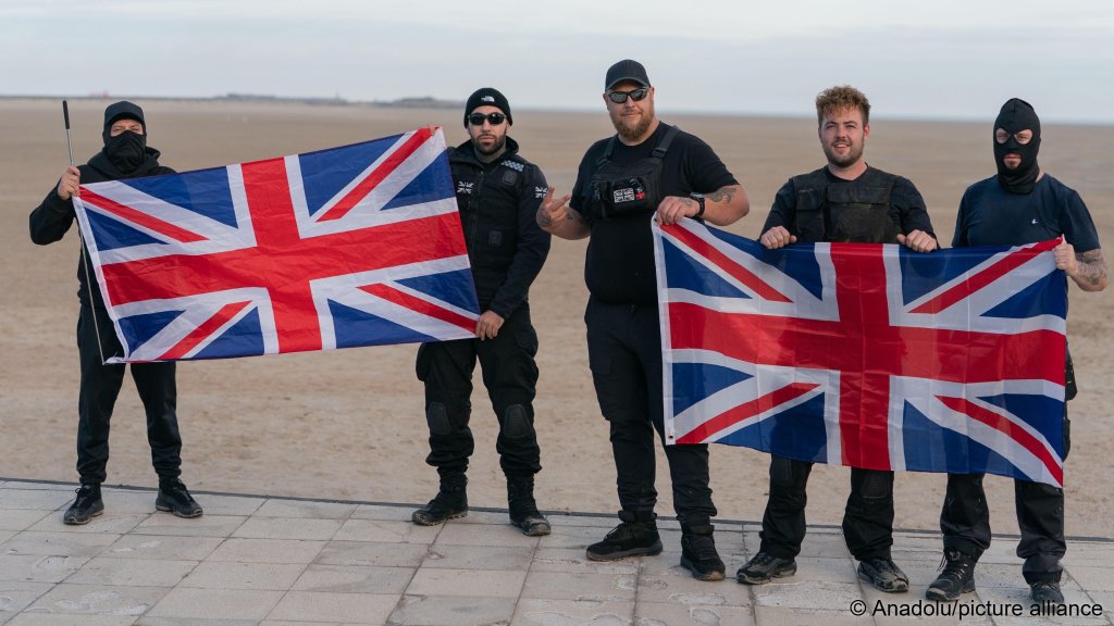 Far-right protesters in the UK try to make their voices heard. This group crossed the Channel to patrol French beaches and try and prevent migrants from boarding boats | Photo: Anadolu Agency/picture-alliance