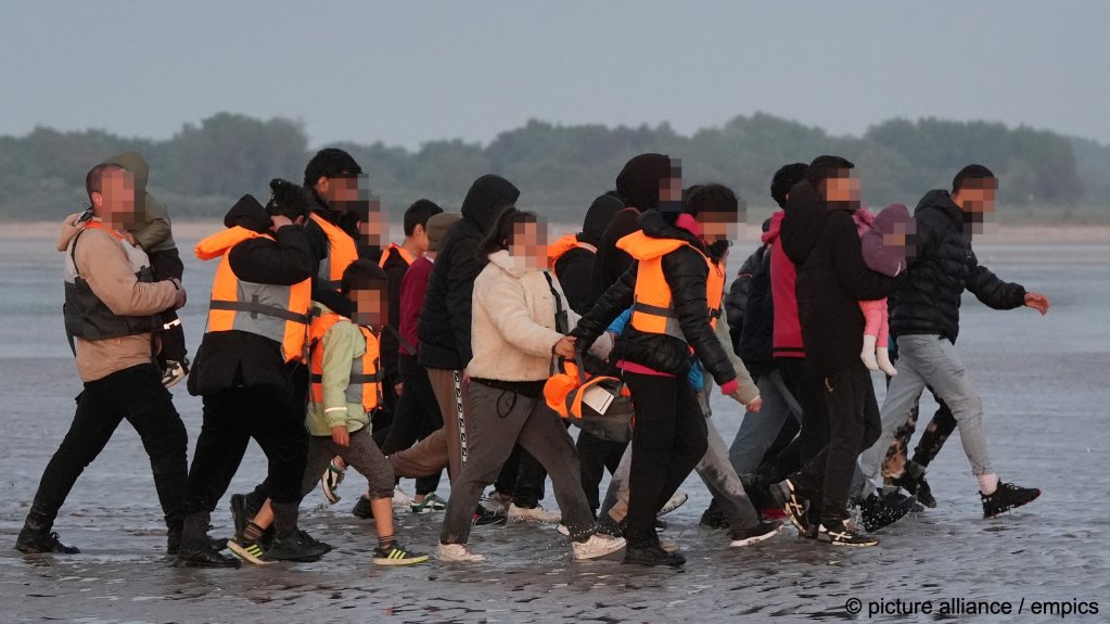Migrants seen on a beach in the French city of Calais on May 31, 2025 | Photo: Gareth Fuller/empics/picture-alliance