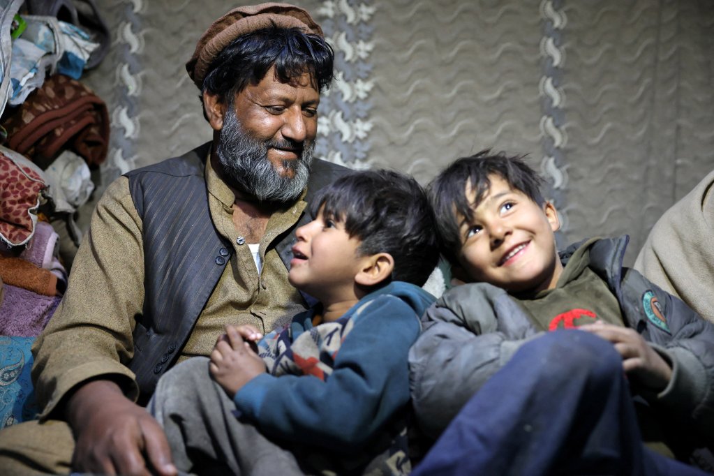 Samiullah with his children and grandchildren at a migrant camp in the city of Kabul. January 7, 2025 | Photo: Reuters