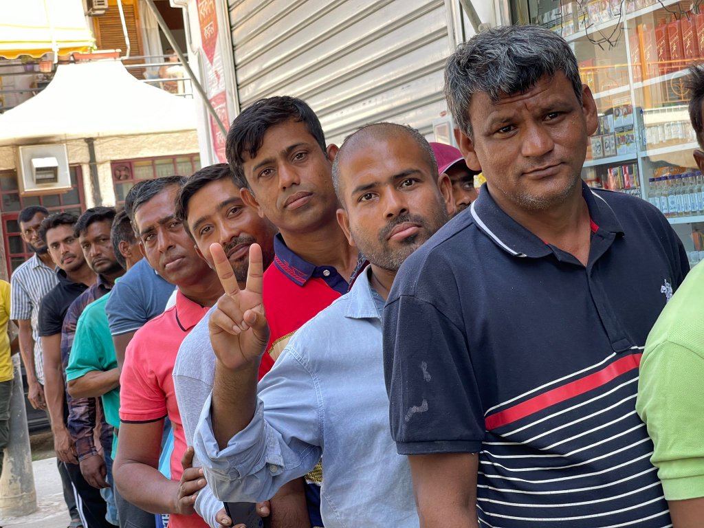 Extrait du dossier : des milliers de migrants bangladais travaillent en Grèce, ici certains attendent de renouveler ou de demander des passeports bangladais |  Photo: Arafatoul Islam