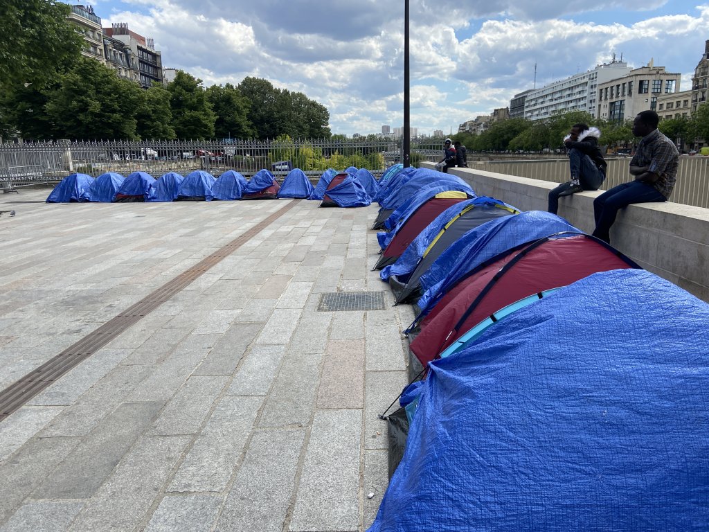 Une trentaine de jeunes étrangers vivent dans le campement installé le 28 mai, sur la place de la Bastille, à Paris, par l'association Utopia 56. Crédit : InfoMigrants