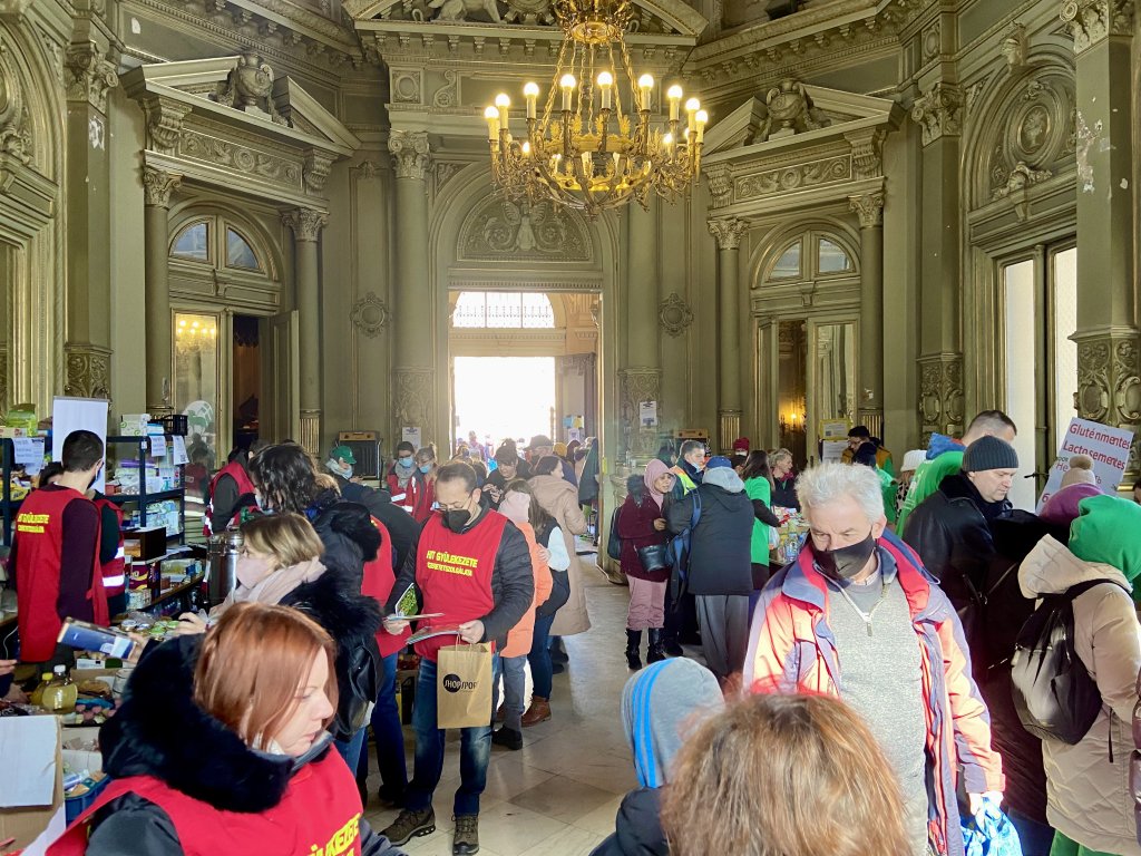 Dans la gare de Budapest, des bénévoles et organisations locales distribuent de la nourriture et des produits d'hygiène. Crédit : InfoMigrants