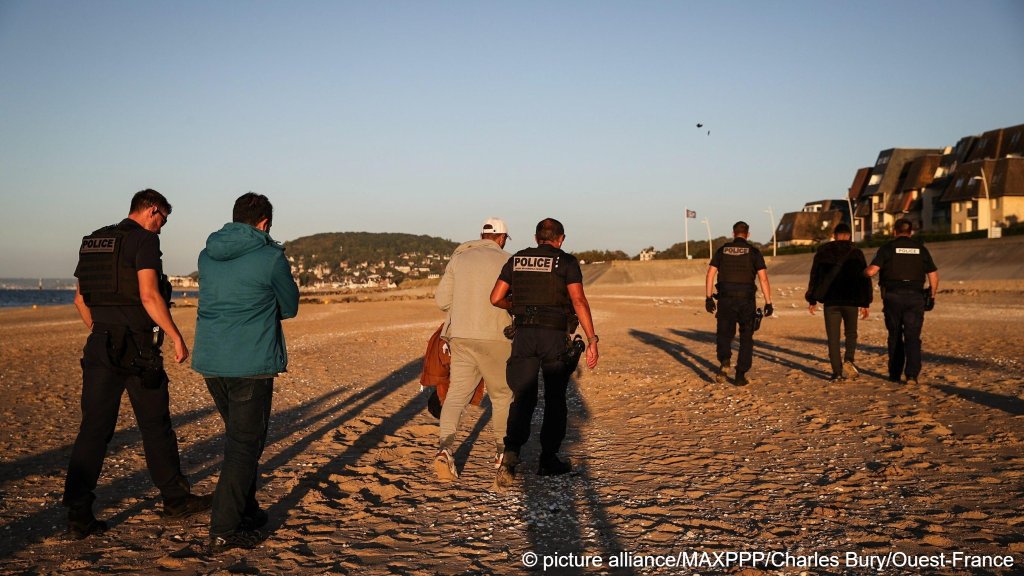 On the beach at Cabourg (Calvados; Normandy), four people were arrested by the police, just before they jumped into the water to try to reach a boat carrying about fifty people, which had left this morning from Port en Bessin in the hope of reaching the British coast | Photo: Charles Bury / Ouest-France / PhotoPQR / picture alliance