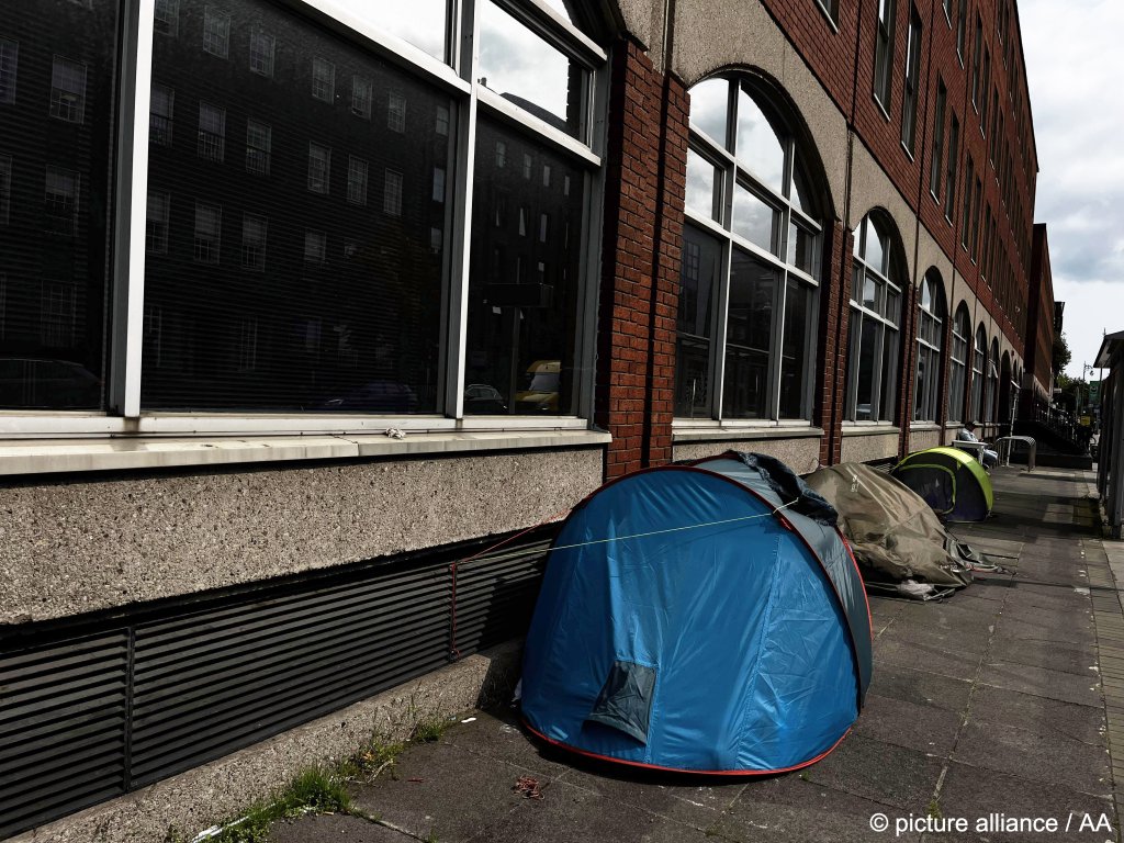 Ireland is offering tents, sleeping bags and cash for new migrant arrivals as homelessness continues to increase, especially in cities such as Dublin | Photo: Mostafa Darwish / Anadolu Agency