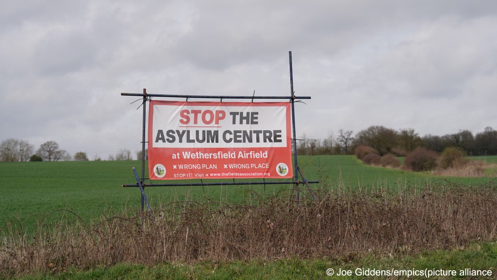 A sign put up by some of the local residents protests the new accommodation proposals at Wethersfield Airfield | Photo:Joe Giddens/empics / picture alliance
