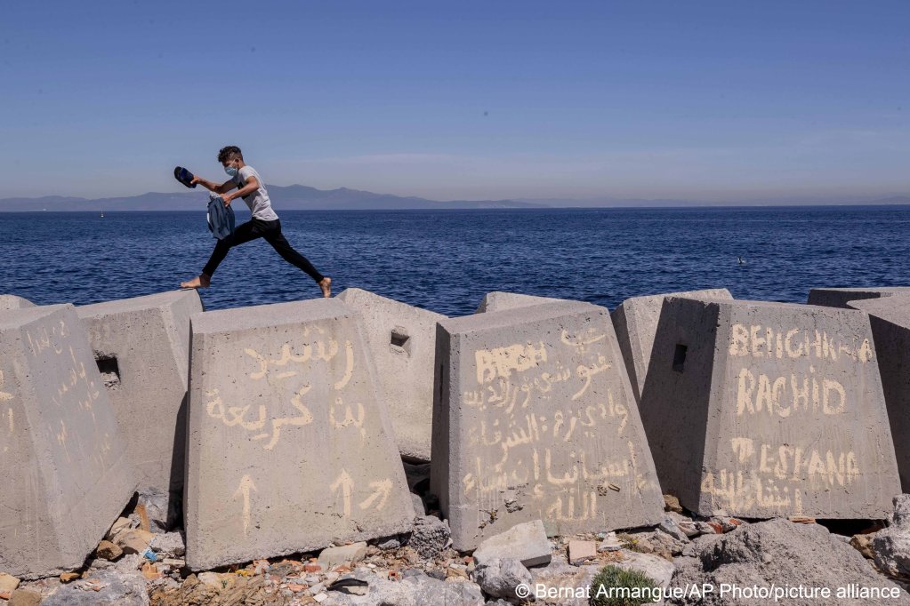 Around 8,000 migrants made it to Ceuta over the last few days from Morocco, almost a quarter of them were children and teenagers | Photo: Bernat Armangue / AP Photo / picture-alliance