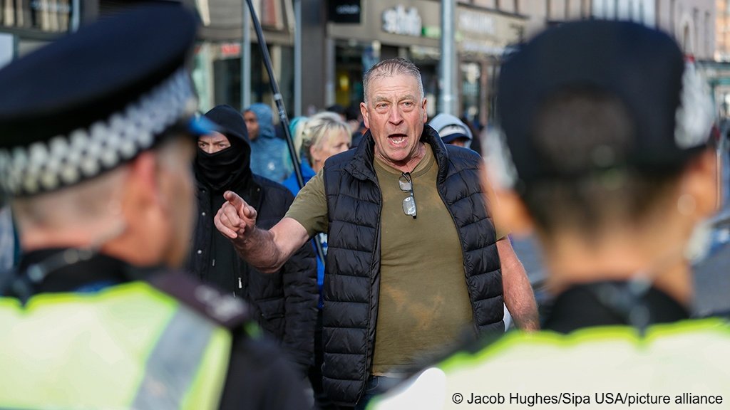 The riots also spread to other parts of the UK like Scotland, as seen here | Photo: Jacob Hughes/Sipa USA/picture-alliance