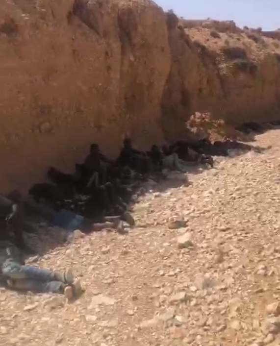 Des migrants s'abritent sous la roche pour se protéger du soleil. Photo prise fin août dans le désert à la frontière entre l'Algérie et la Tunisie. Crédit : DR