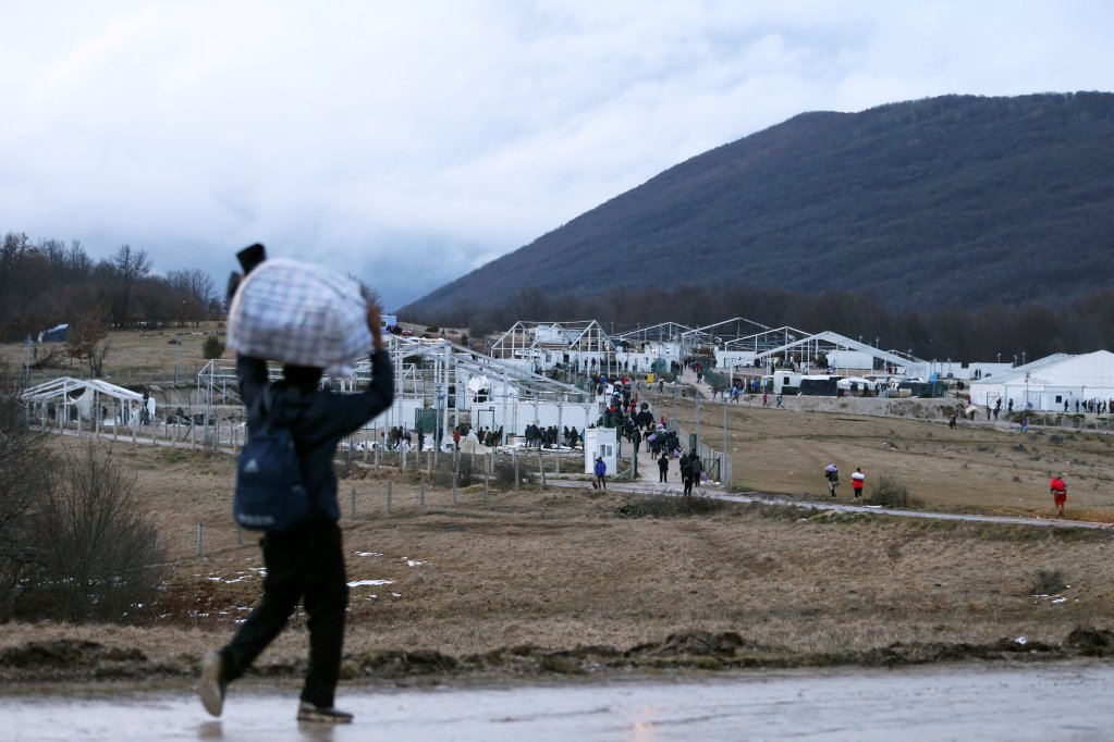 Migrants returned to the Lipa camp after an attempt to transfer them by bus failed | Photo: Reuters/Dado Ruvic