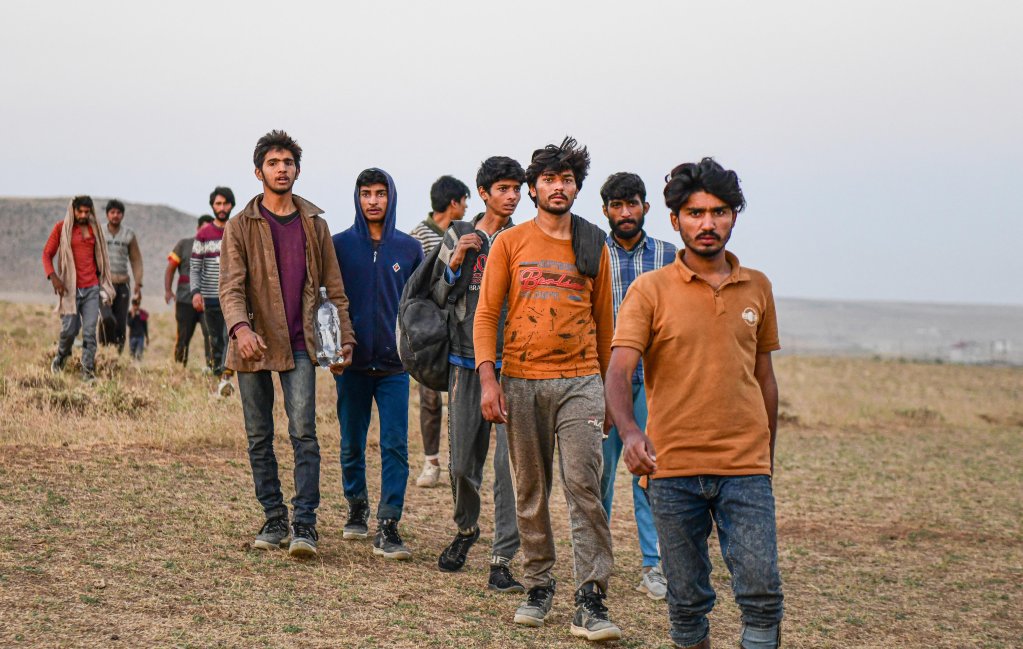 A group of young men walking near the Iran-Turkey border near Tatvan district in Bitlis, Turkey, on August 17, 2021 | Photo: picture alliance/Ali Ihsan Ozturk