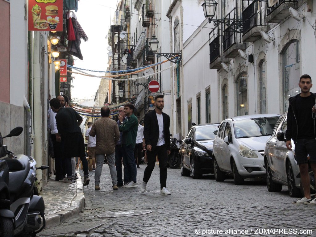 le pays du sud opère lui aussi un tour de vis dans sa politique migratoire. Photo de la rue Atalaia à Lisbonne. Crédit : picture alliance / Edson De Souza