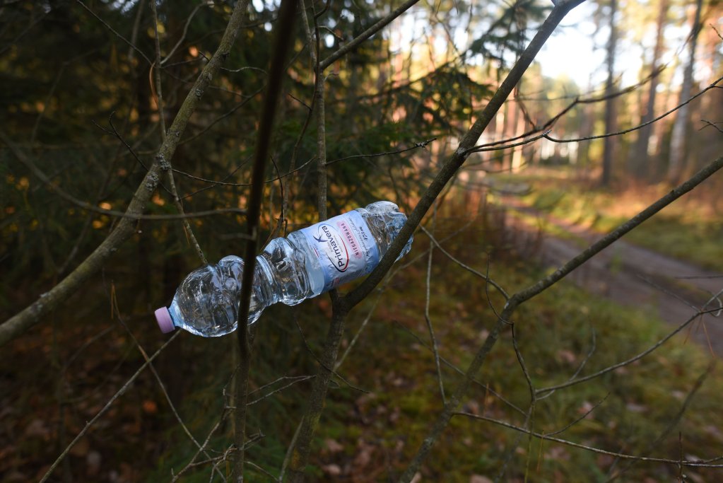 ترك سكان محليون أو ناشطون إنسانيون زجاجة مياه في الغابة بالقرب المنطقة الحدودية البولندية البيلاروسية. الصورة: مهاجرنيوز/ مهدي شبيل
