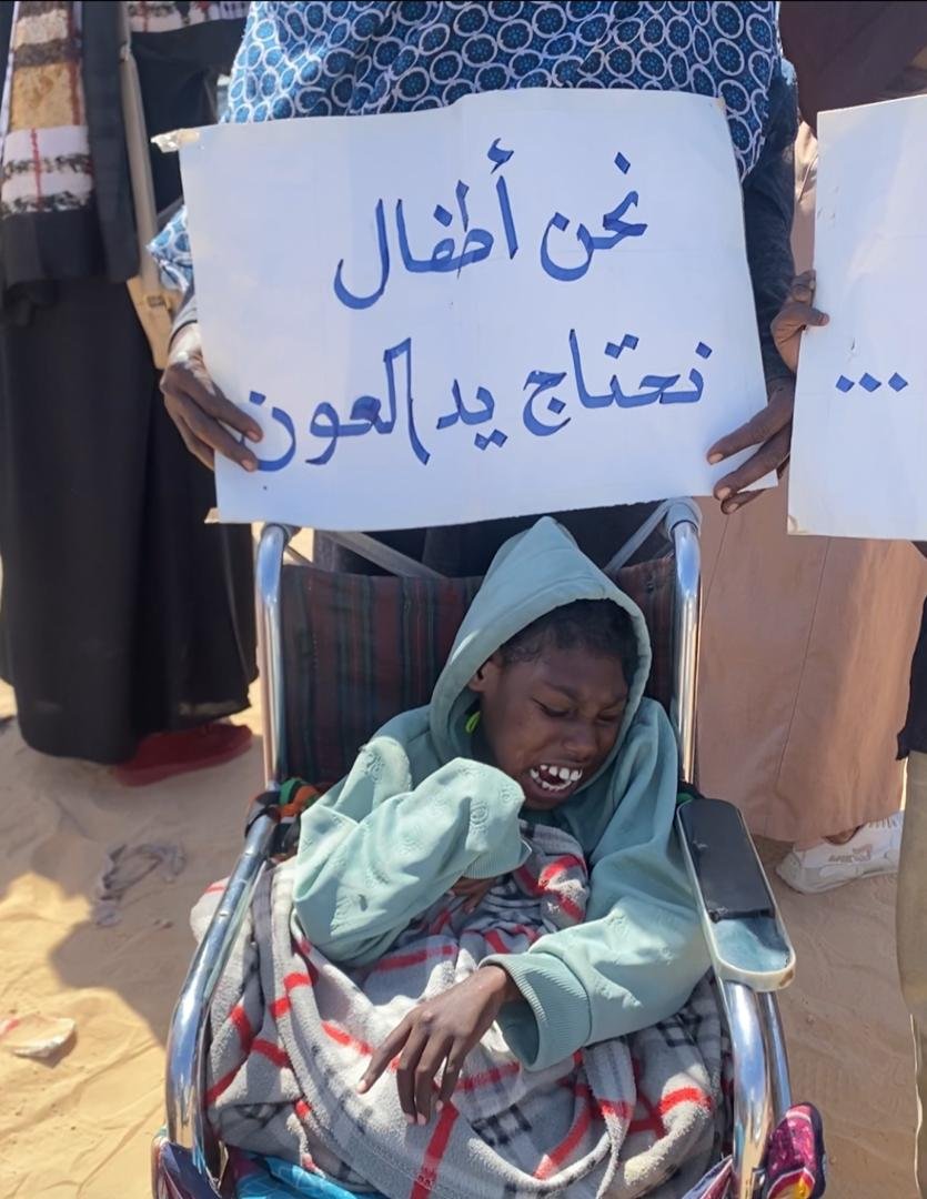 وقفة احتجاجية لنساء أمام المفوضية السامية لشؤون اللاجئين في طرابلس، ليبيا، في 11 أيار/مايو، للتنديد بأوضاعن وبتجميد ملفاتهن. المصدر: المشاركون في الوقفة لمهاجر نيوز 