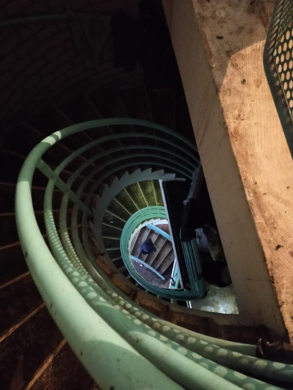 Le froid s'engouffre dans l'escalier mal éclairé du bâtiment. Crédit : InfoMigrants