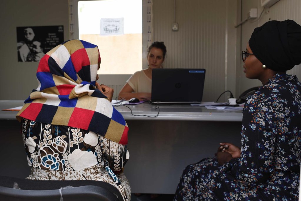 Entretien à Niamey, au Niger, d'une demandeuse d'asile évacuée de Libye qui demande la protection de la France. Crédit : Mehdi Chebil pour InfoMigrants