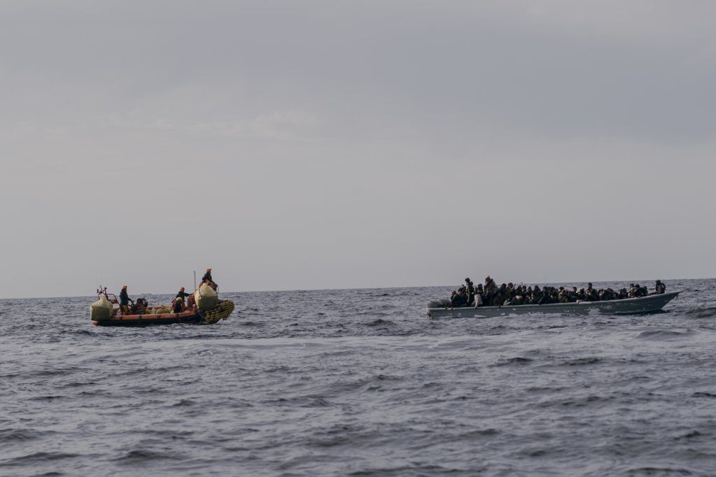 عملية إنقاذ نفذتها سفينة Ocean Viking قبالة سواحل ليبيا، في 26 نيسان/أبريل 2025.<br>حقوق الصورة: SOS Méditerranée<br><br>