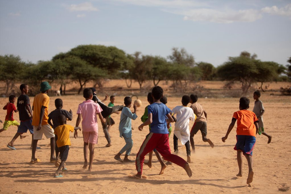 Foto d'archivio utilizzata come illustrazione: bambini rifugiati maliani sono visti giocare a calcio in Mauritania, dove molti migranti maliani rimangono bloccati dopo aver intrapreso i loro viaggi | Foto: Caroline Irby / UNHCR