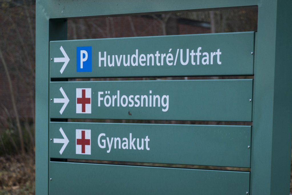 A sign at Danderyd Hospital in Swedish pointing towards the main entrance and the maternity ward in Stockholm, Sweden | Photo: Alexander Farnsworth/picture alliance