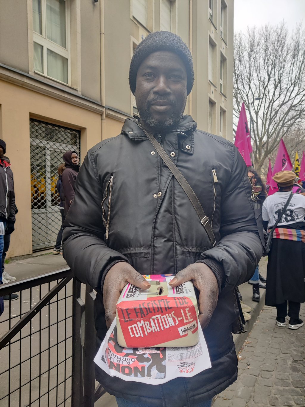 Moussa Traoré lors de la manifestation parisienne contre la loi asile et immigration, le 4 mars 2023. Crédit : Infomigrants