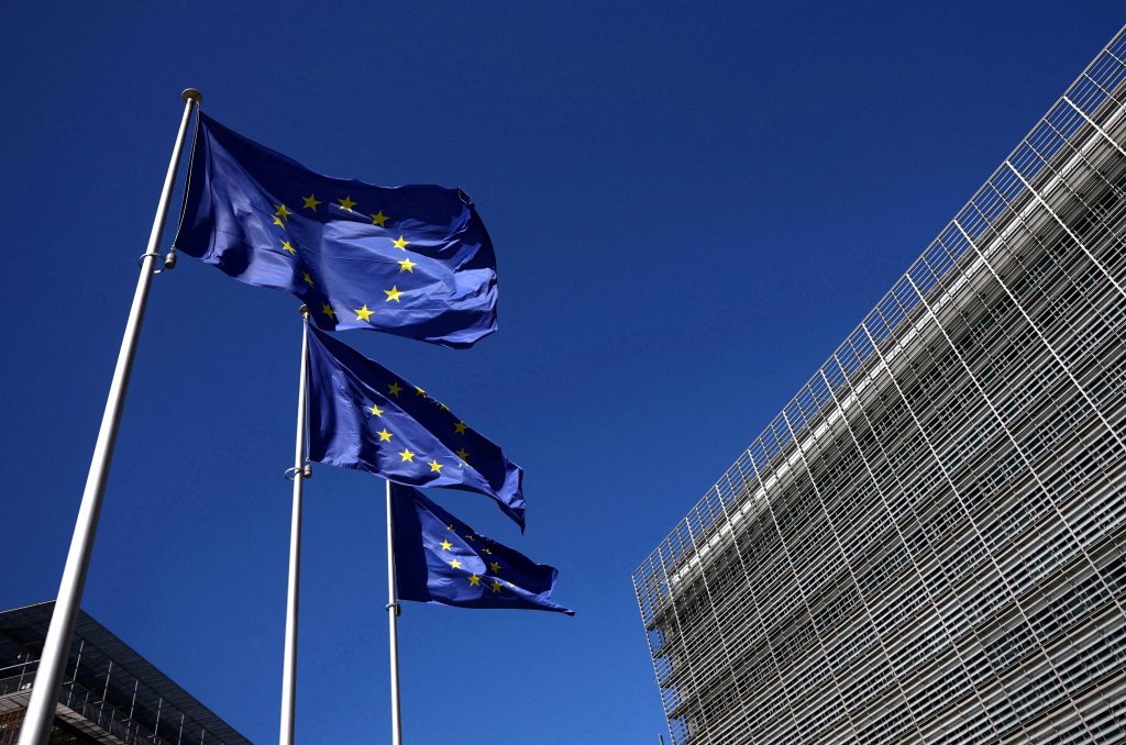 File photo: European Union flags flutter outside the European Commission headquarters in Brussels, Belgium April 29, 2026 | Photo: Yves Herman / Reuters