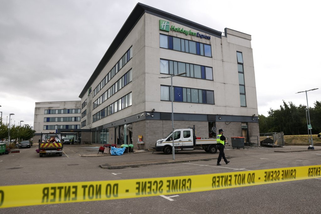 L'hôtel Holiday Inn Express de Rotherham, réputé héberger des demandeurs d'asile, a été attaqué par des émeutiers anti-migrants dimanche 4 août 2024. Aucun résident n'a été blessé mais de violents affrontements ont eu lieu entre manifestants et forces de l'ordre. Crédit : Reuters 