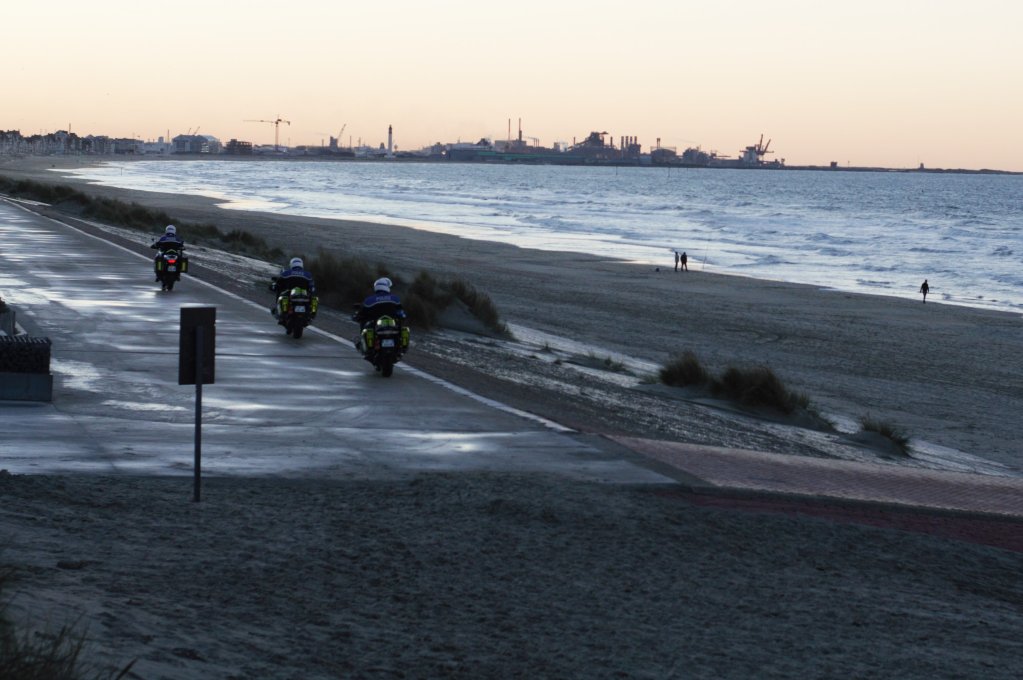 Des motards de la police nationale surveillent une plage, près de Dunkerque. Crédit : Dana Alboz/InfoMigrants
