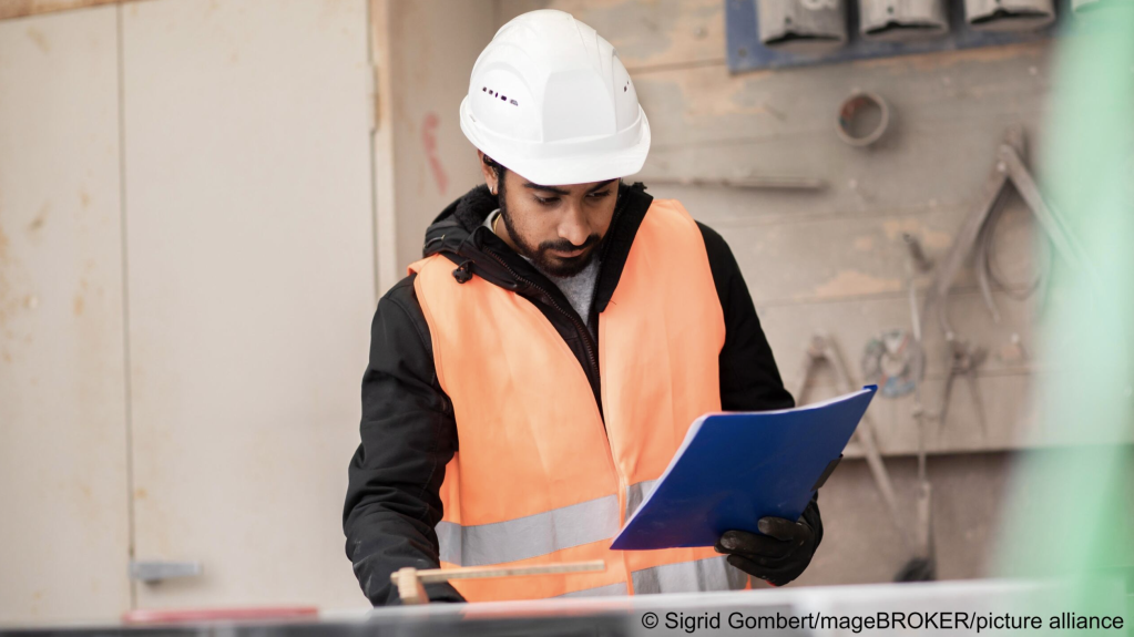From file: Except for jobs in industries like construction and meat processing, migrant participation in the workforce in key industries remains low | Photo: Sigrid Gombert/ImageBROKER/picture-alliance