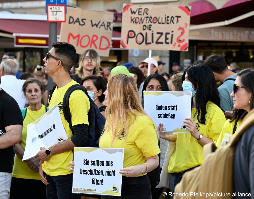 Two days after the fatal police shooting of a 16-year-old, several hundred demonstrators protest outside a police station in Dortmund | Photo: Roberto Pfeil / picture alliance / dpa