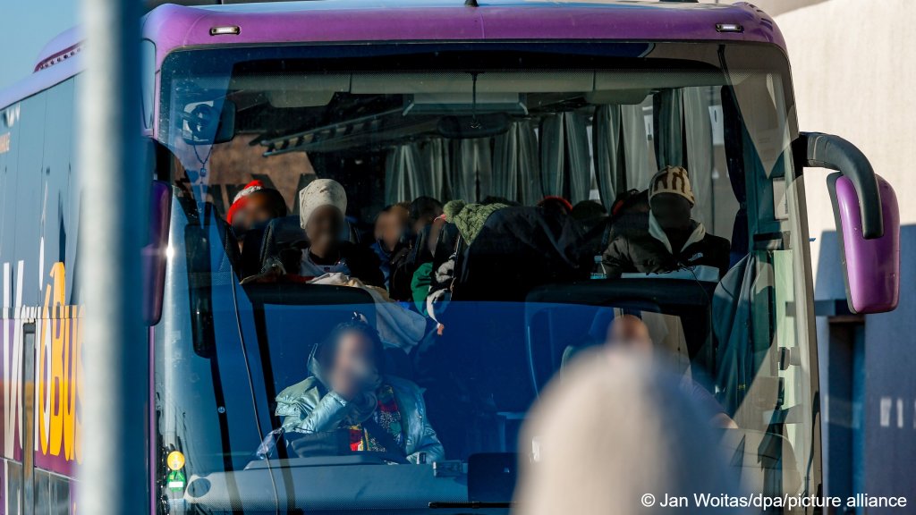 The people arriving on this flight had already been granted permission to enter Germany under the previous German government | Photo: Jan Woitas / dpa / picture alliance
