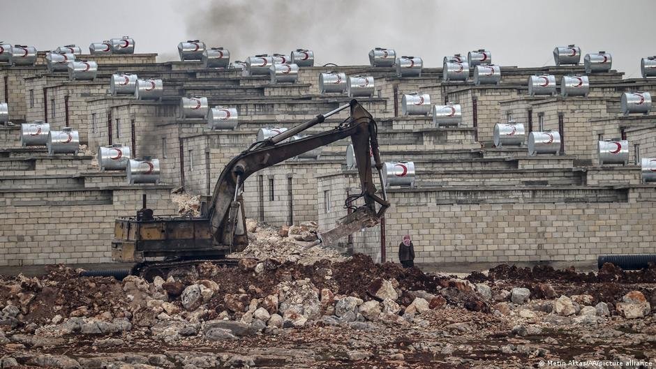 Each of the new brick houses is meant to become home to several families | Photo: Metin Aktas/AA/picture-alliance