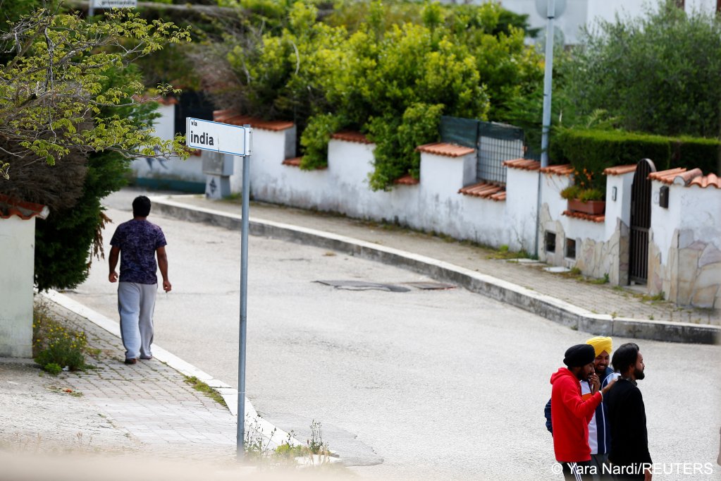 From file: Young Sikh migrant workers walk on a street in the Agro Pontino area, south of Rome. Picture taken May 19, 2019 | Photo: REUTERS/Yara Nardi/File Photo