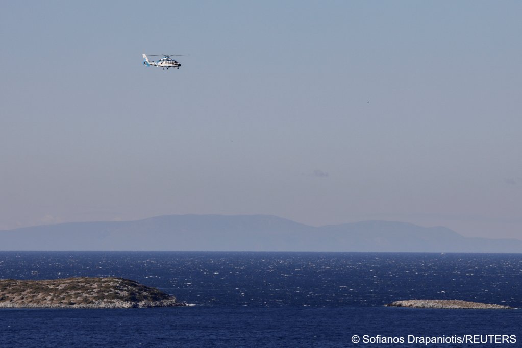 A helicopter takes part in an ongoing search and rescue operation following a shipwreck, where at least eight migrants drown off the island of Samos, Greece, November 25, 2024 | Photo: Sofianos Drapaniotis / Reuters