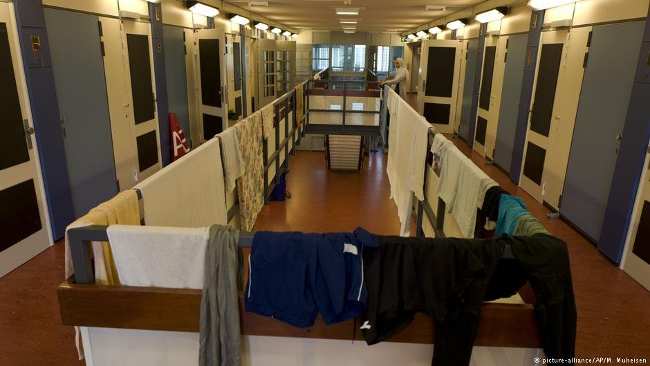 Some asylum centers in The Netherlands house hundreds of people, forcing local governments to hand over security matters to private companies | Photo: Picture Alliance / AP / M. Muheisen