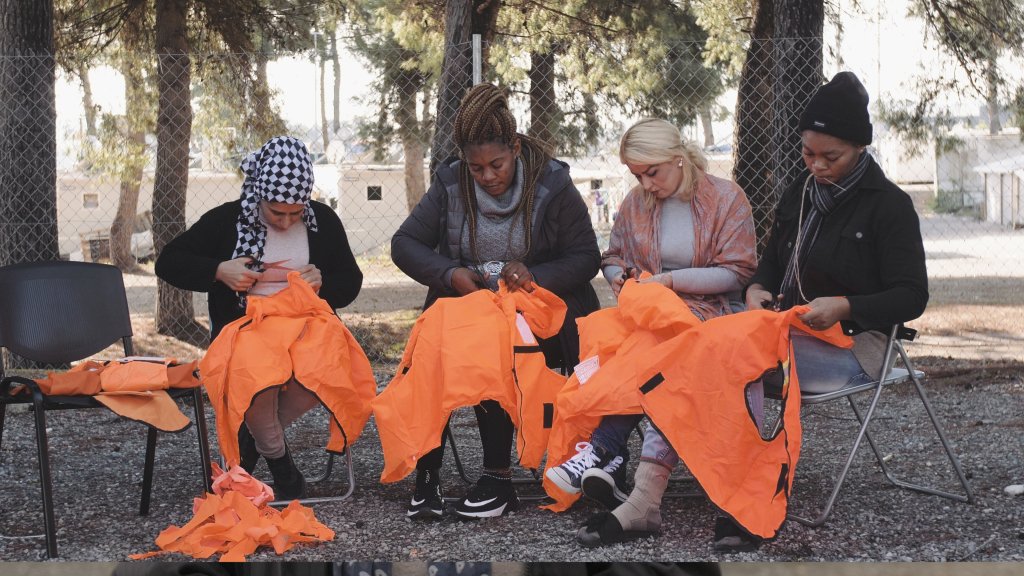 مجموعة من اللاجئات يعملن لصالح الجمعية في أثينا