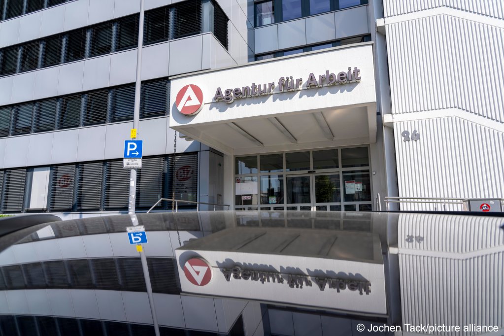 From file: German government spokespeople argue that keeping Ukrainians on Bürgergeld will incentivise a faster entry into the job market | Photo: Jochen Tack/picture alliance