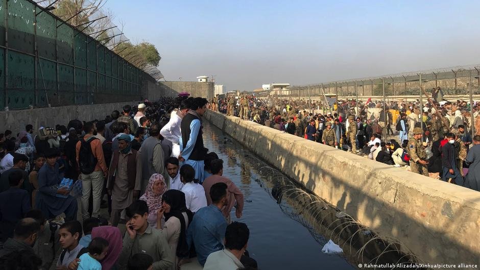 Huge groups of people tried to evacuate Afghanistan from Kabul airport in August, but many thousands more were left behind | Photo: Picture-alliance
