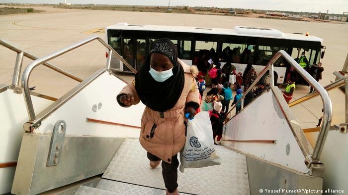 File photo: Migrants board a plane to return to Nigeria from Libya. Return programs such as this are of particular interest to Germany | Photo: Yousef Mourad/picture alliance