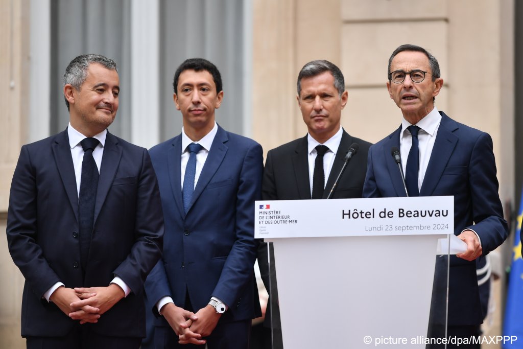 Bruno Retailleau (R) has taken over from former Interior Minister Gerald Darmanin (L) | Photo: Julien Mattia / Le Pictorium / dpa / MAXPPP