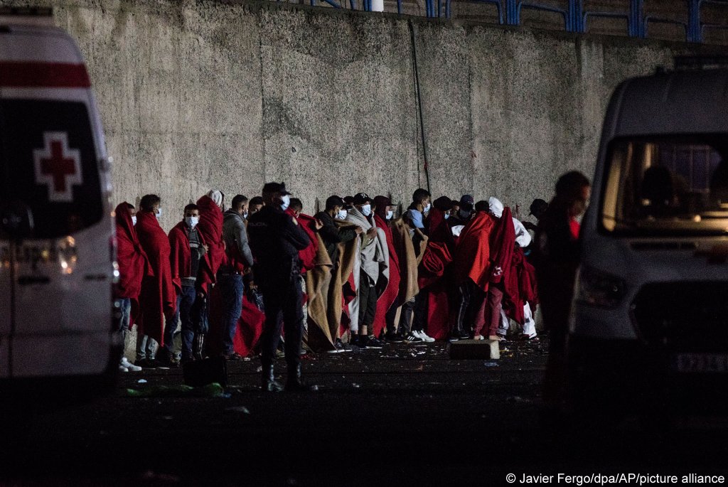 Migrants are standing on a pier in the harbor of Arguineguín after being rescued and disembarked there in the early morning of Tuesday (December 1). They arrived 2 days after the makeshift camp on the pier was dismantled | Photo: Javier Fergo/picture-alliance/dpa/AP