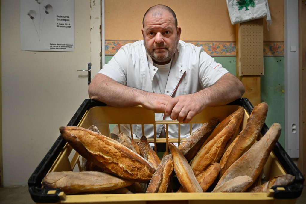 Baker et Stefan Ravackley veulent poursuivre le combat et appellent à une réforme pour permettre aux immigrés de tous âges de terminer leur formation en France |  Photo: AFP / Sebastian Bozón  